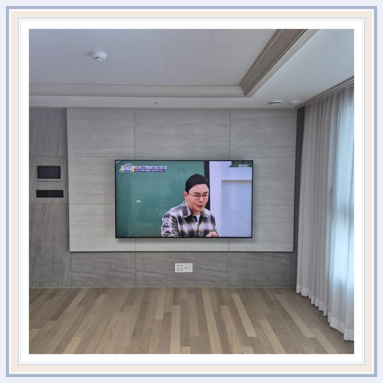 천안 벽걸이TV 설치 참고 사진 2 - 리모컨 사용 구간과 공유기와 셋톱박스 작업 전 확인할 사항