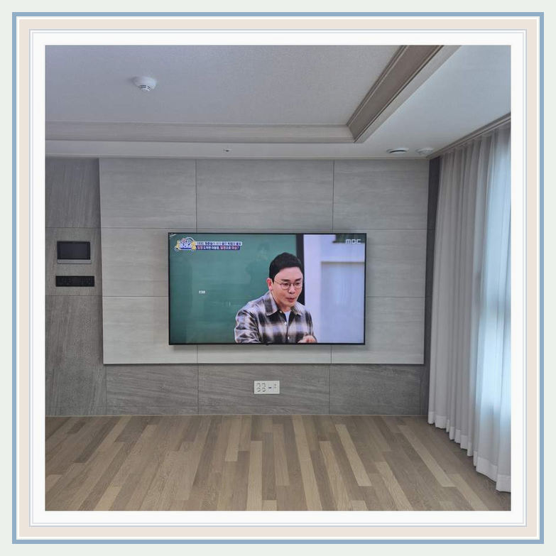 아산 탕정 벽걸이TV 설치 참고 사진 3 - 주변 가구와 벽걸이 간격과 TV 뒤 선 정리 작업 전 확인할 사항