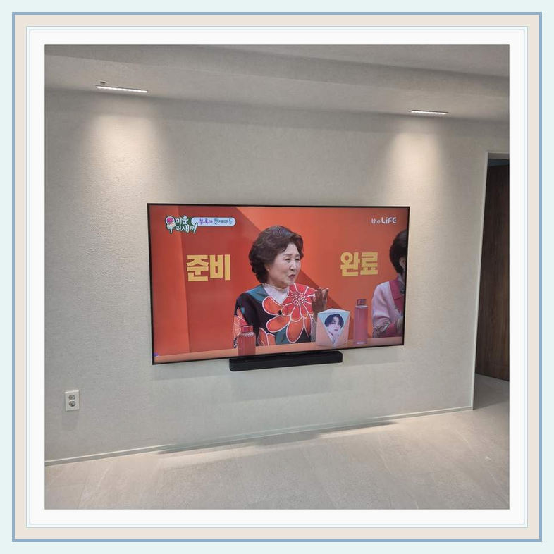 영종도 벽걸이TV 설치 참고 사진 2 - 리모컨 사용 구간과 벽걸이 교체 상담 작업 전 확인할 사항