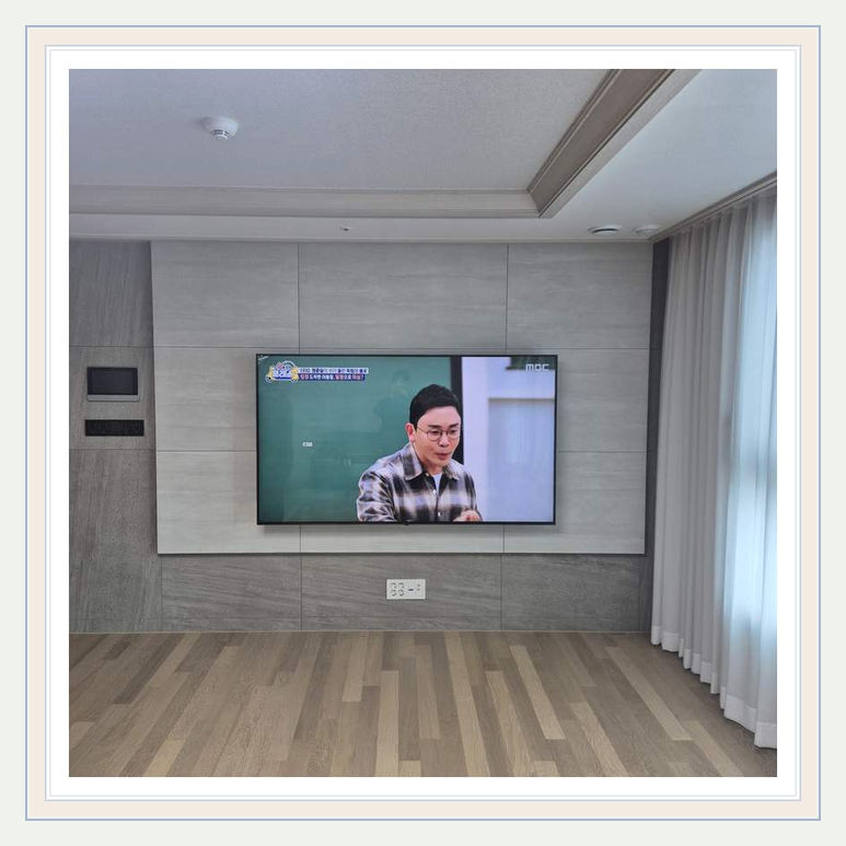 천안시 벽걸이TV 설치 참고 사진 3 - 주변 가구와 벽걸이 간격과 설치 가능 여부 작업 전 확인할 사항