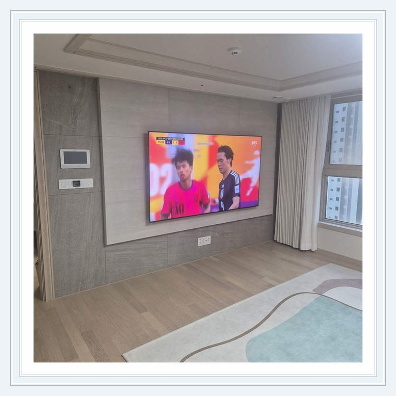 서초구 벽걸이TV 설치 참고 사진 3 - 화면과 선반 사이 여유과 배선 마감 작업 전 확인할 사항
