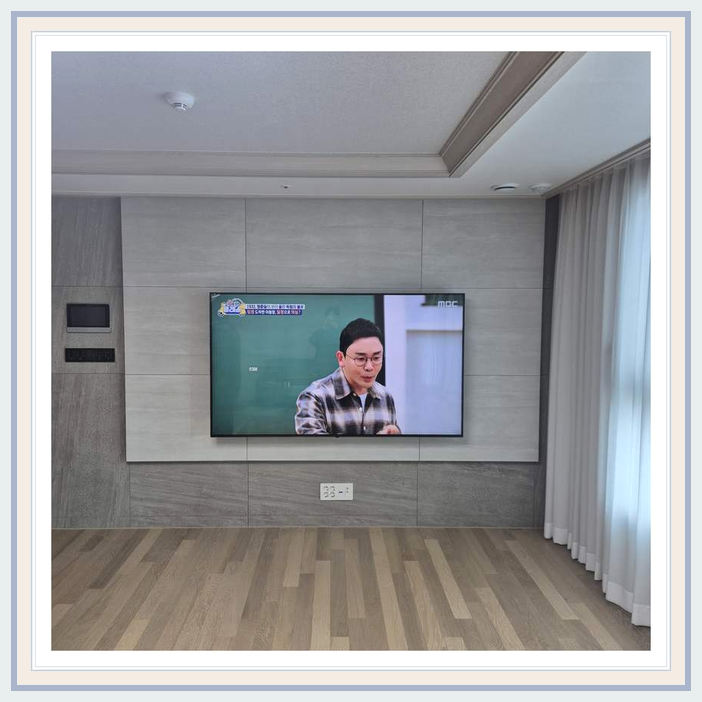 남양주 벽걸이TV 설치 참고 사진 3 - 화면과 선반 사이 여유과 브라켓 재사용 작업 전 확인할 사항
