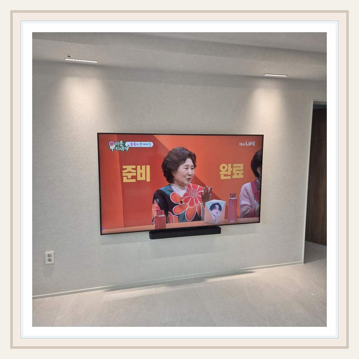 부천 벽걸이TV 설치 참고 사진 1 - 출입 동선과 설치 거리과 공유기와 셋톱박스 작업 전 확인할 사항