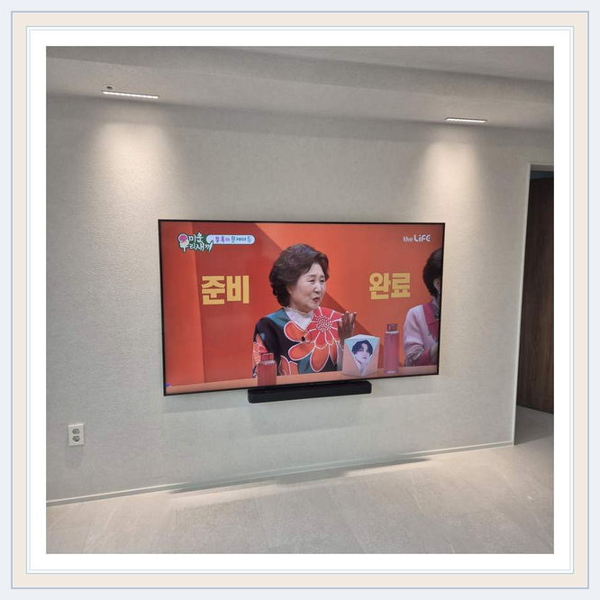 수원 벽걸이TV 설치 참고 사진 2 - 벽면에 걸린 TV의 수평과 TV 벽걸이 시공 작업 전 확인할 사항